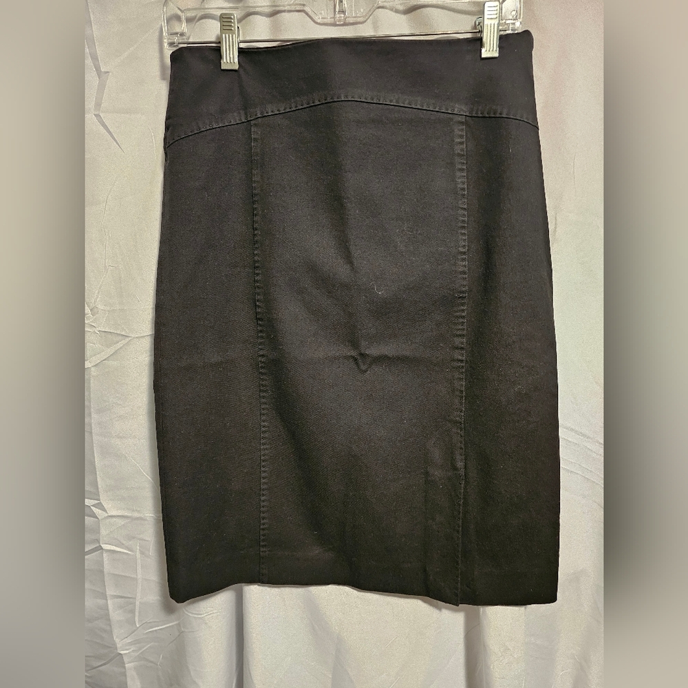 Banana Republic ladys black Jean skirt size 4. Zip up, No flaws.